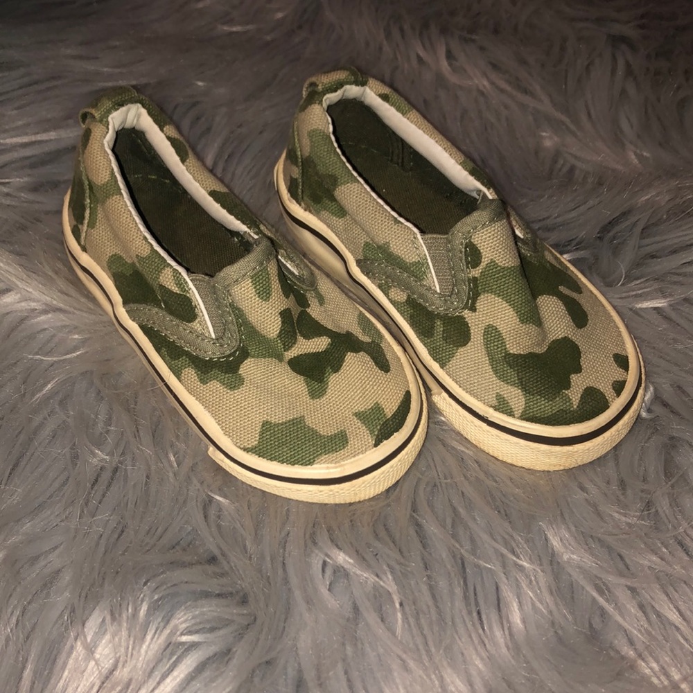 Oshkosh B’Gosh toddler canvas shoes